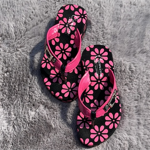 Dark fuchsia flower prints color in black background flip-flops. - Picture 6 of 6